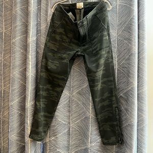 Sanctuary skinny legged camo ankle pants